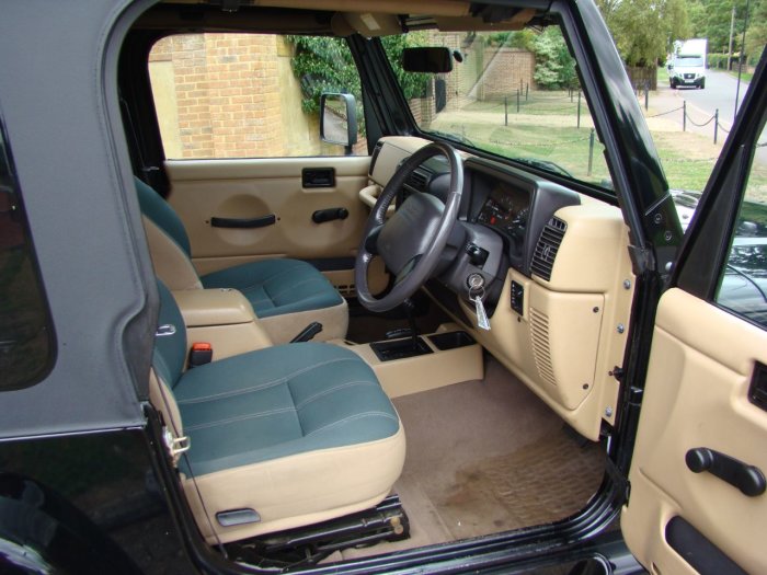 Jeep Wrangler 4.0 Sahara Auto Soft Top Estate Petrol Black